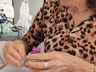 Grupo de senhoras confecciona toucas para pacientes com câncer 