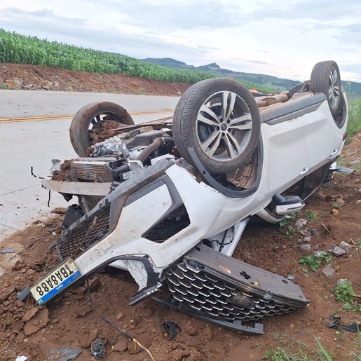 Motorista perde o controle e capota carro na SC-305, em Campo Erê