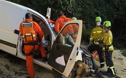 Carreta tomba sobre carros e deixa uma pessoa morta no Oeste