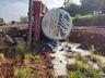 Carreta carregada de leite tomba à margem da pista de desvio na BR 163, em São José do Cedro