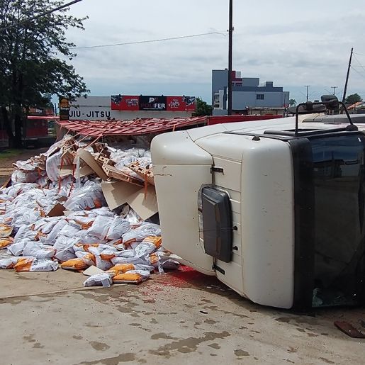 Motorista fica ferido em tombamento de caminhão