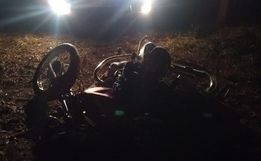 Motoqueiro sofre ferimentos em queda de moto 