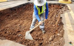 Empresa realiza reparos na Avenida Gustavo Fetter, em Iporã do Oeste