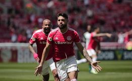 Na volta da torcida ao Beira-Rio, Inter goleia a Chape com show de Yuri Alberto
