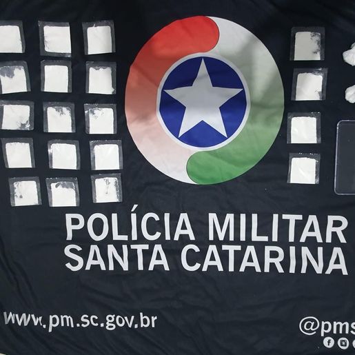 Homens que deviam estar recolhidos em suas residências por ordem judicial são flagrados com Cocaína