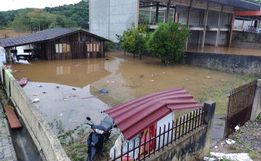 Chuva provoca alagamentos e deslizamentos em cidades de Santa Catarina