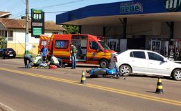 Rapaz fica ferido em colisão de carro e moto no centro de Iporã do Oeste 