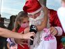 Campanha “Um presente de Natal” reúne crianças para entrega de presentes