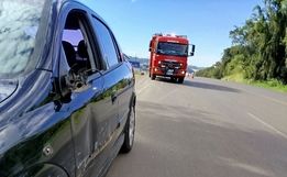 Acidente entre carro e moto deixa motociclista ferido na BR-282, em Maravilha