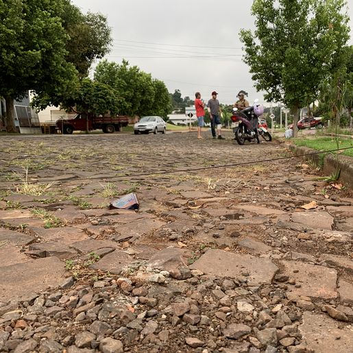 Motociclista fica ferido após se enroscar em fio de internet solto