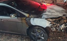 Incêndio atinge veículo em garagem no centro de Guaraciaba