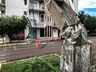 VÍDEO: Caminhão derruba dois postes no centro de São Miguel do Oeste