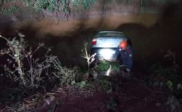 Homem de 45 anos morre após carro cair em açude no Oeste de SC