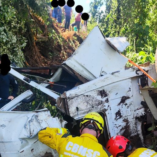 Caminhão sai da pista e desce ribanceira na BR-158 em Caibi
