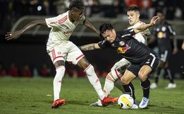 Com gols de Johnny e De Pena, Inter vence o Bragantino e encerra "empatite" no Brasileirão
