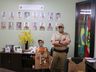 Garoto que fez colete de papelão para homenagear PM visita o 11º BPM/Fron