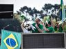 Ao som do Hino Nacional manifestantes realizam parada no trevo da BR-282 