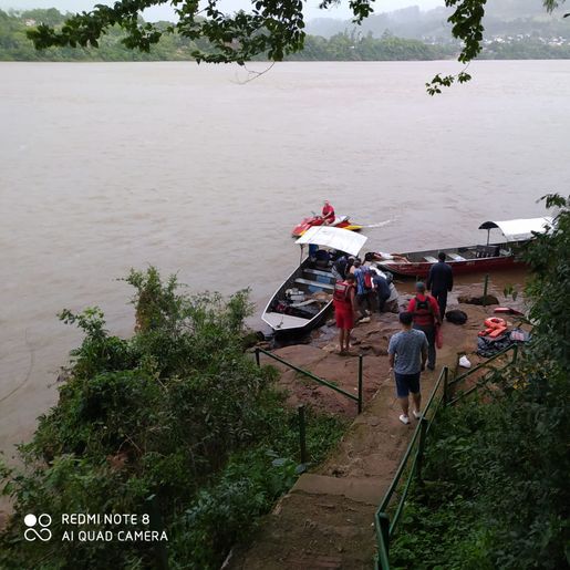  Embarcação vira com vento e homem fica à deriva em Itapiranga