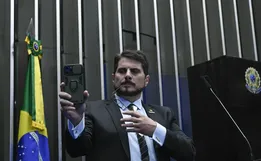 Senador acusa Bolsonaro de pedir ajuda para golpe; PF quer ouvi-lo