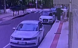 Imagens flagram mulher abandonando bebê em Balneário Camboriú