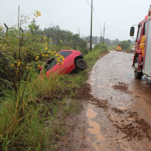 Condutor perde controle da direção e veículo e cai em córrego