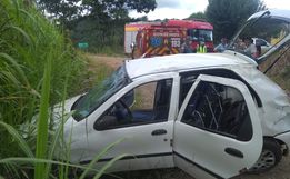 Carro capota e deixa dois ocupantes com ferimentos 