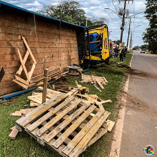VÍDEO: caminhão tomba na Willy Barth em São Miguel do Oeste