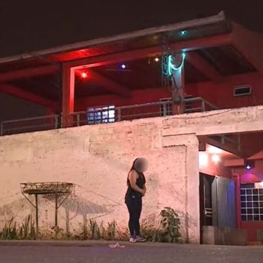 Homem leva esposa e irmã para diversão em bordel, mas noite acaba na delegacia