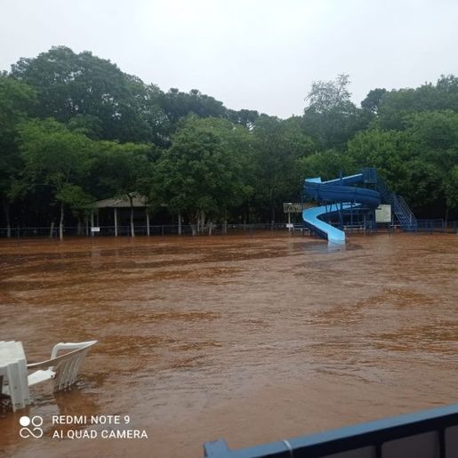 Chuva causa alagamentos e estragos no Oeste