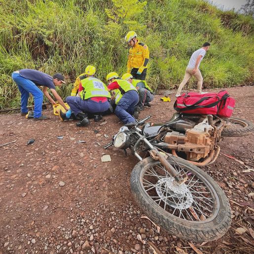 Motociclista fica ferido em colisão com caminhão no interior de SMOeste 