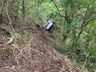 Carro sai da pista cai de ribanceira e fica preso em árvores na BR-282 em Iraceminha