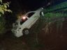 Saída de pista seguida de queda em ribanceira deixa pai e filho feridos no interior