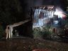 VÍDEO: Residência fica destruída por incêndio no interior de SMOeste 