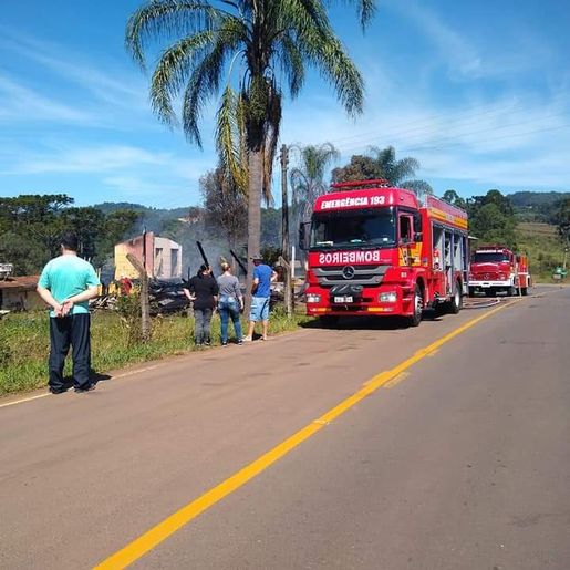 Criança morre carbonizada após padrasto incendiar casa no Oeste