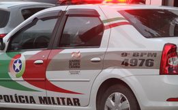 Homem agride esposa com barra de ferro e investe contra policiais