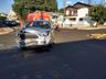 Colisão entre carro e caminhonete deixa passageira ferida no centro