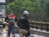 GRAVE: Caminhão, carro e utilitário batem de frente e um dos veículos cai da ponte, uma pessoa morre