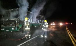 Ônibus pega fogo enquanto motorista retornava de viagem no Oeste