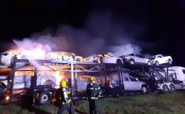 Vídeo: Carreta cegonha carregada pega fogo na BR 282