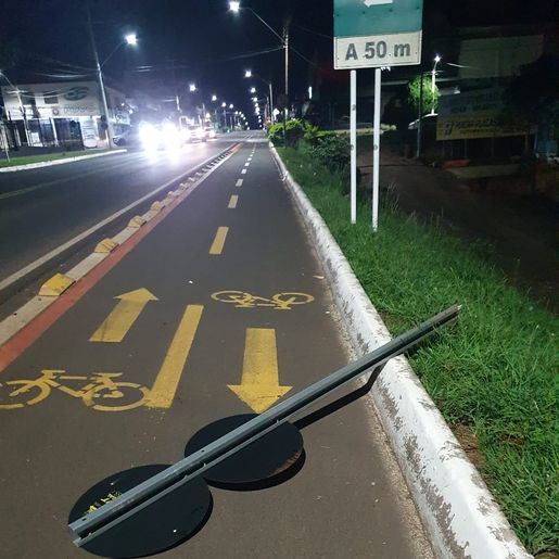 Homens são flagrados quebrando placas em SMOeste