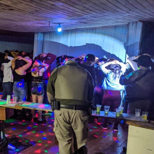 Polícia Militar encerra festa com cerca de 100 pessoas e interdita estabelecimento