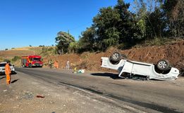 Mulher sofre ferimentos após S10 capotar na BR 163