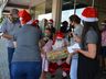 Campanha “Um presente de Natal” reúne crianças para entrega de presentes