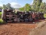 Carreta carregada de leite tomba à margem da pista de desvio na BR 163, em São José do Cedro