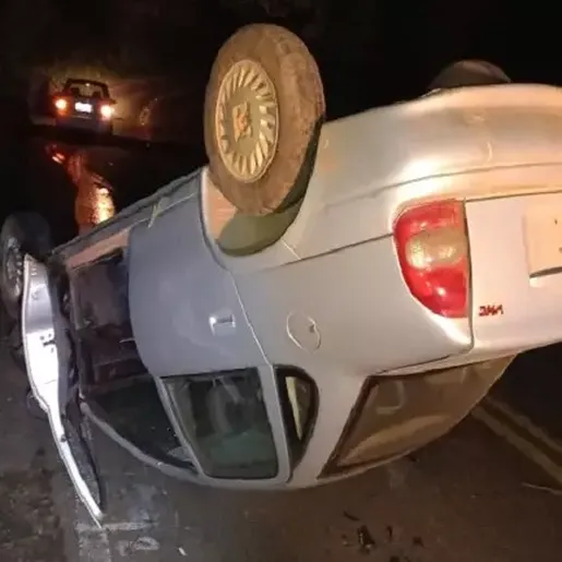 Jovem furta carro de vizinho, capota e é preso após acidente em SC