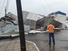 IMAGENS: Fortes ventos derrubam barracão de cooperativa no Oeste 
