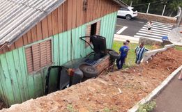 Veículo atinge residência em saída de pista deixando quatro feridos