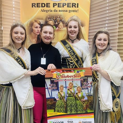 Soberanas da Oktoberfest entregam cartaz da festa na Rádio Itapiranga