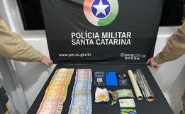 Mulher é flagrada vendendo drogas com adolescente em casa em São Miguel do Oeste