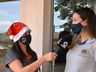 Campanha “Um presente de Natal” reúne crianças para entrega de presentes